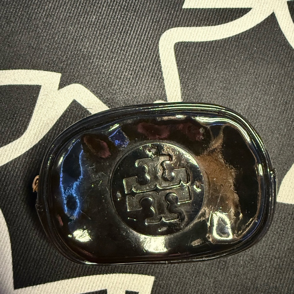 TORY BURCH BLACK PATTEN LEATHER ROUND CLUTCH - Picture 4 of 4